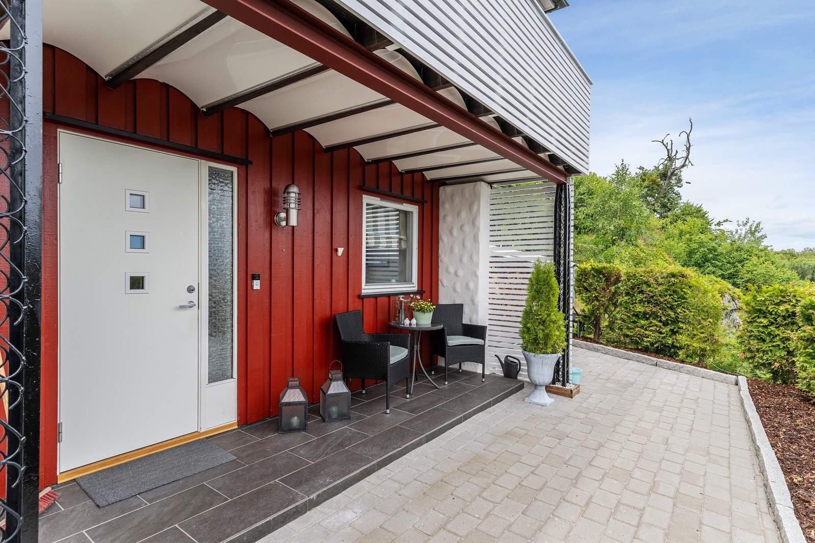 Hyggelig overbygd inngangsparti. Det er fint plass til f.eks. ved på kortsiden av boligen mot nord. Galleribilde