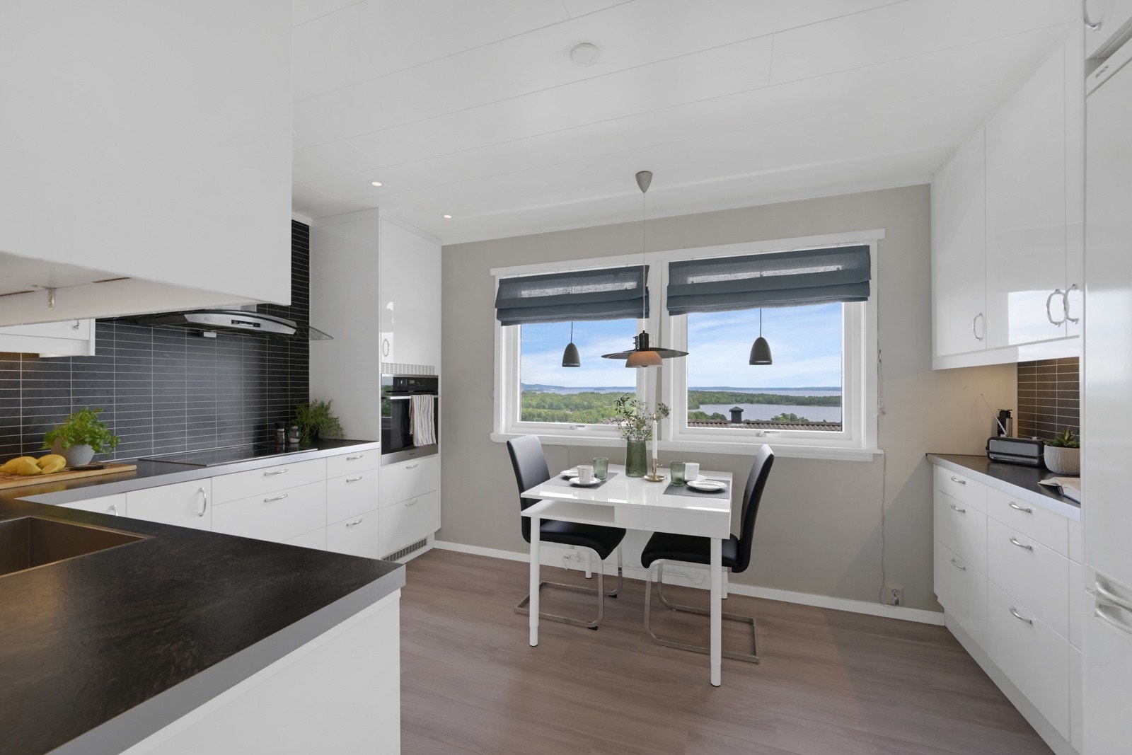 Fra spiseplassen på kjøkkenet kan man følge cruisetrafikken. Galleribilde