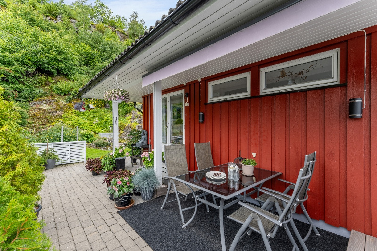 God plass til møblement på denne deilige steinverandaen. Terrassemarkisen vil skjerm for sol og duskregn. Galleribilde