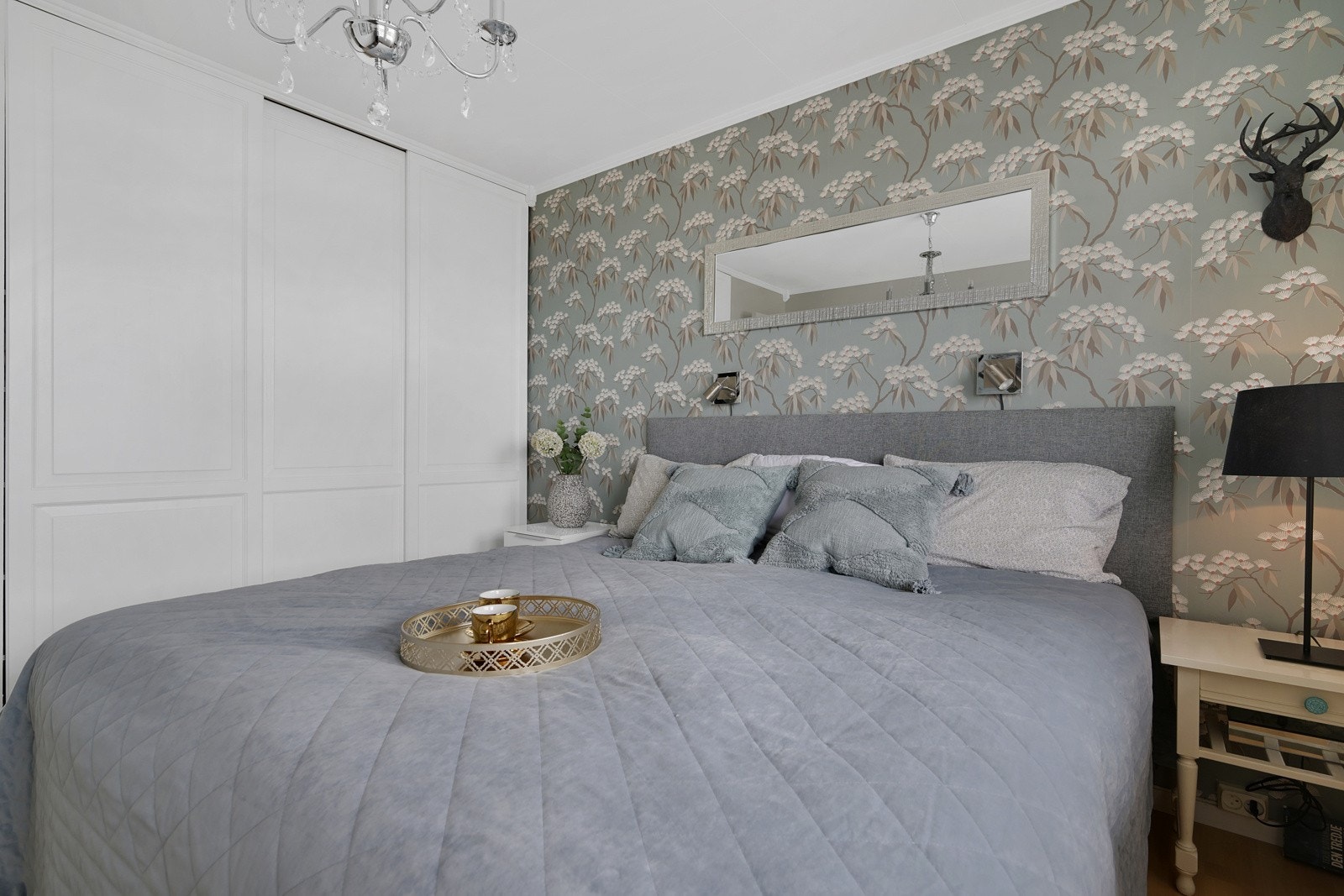 Skyvedørsgarderobe med god plass på hovedsoverommet. Galleribilde