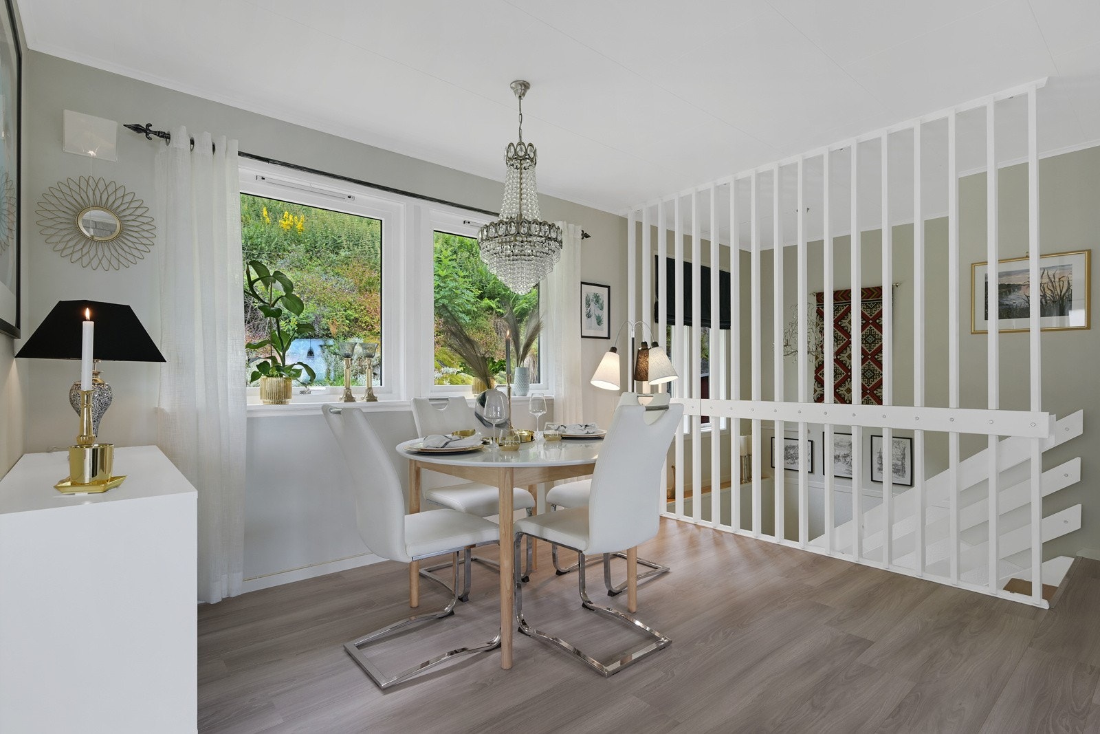 Store vinduer i spisestuen slipper lyset fint inn. Galleribilde