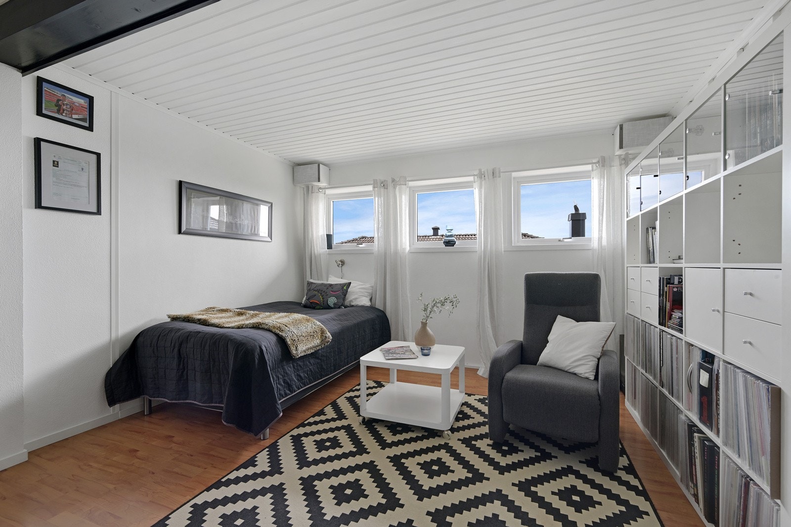 Stor lys og trivelig kjellerstue hvor glassene i vinduene ble byttet ut i 2022. Rommet er ikke omsøkt fra hobbyrom/bod (tilleggsdel) til kjellerstue (hoveddel). Galleribilde