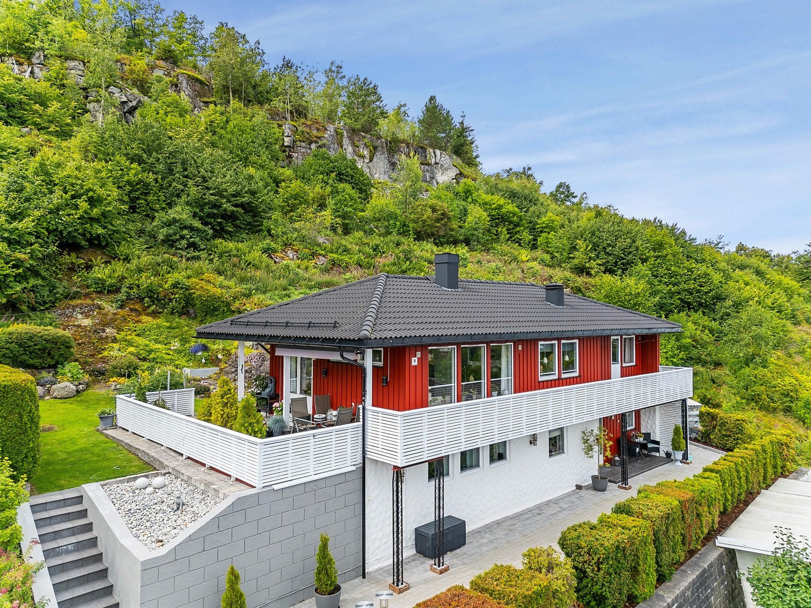 Orerønningen 9 er en svært innholdsrik bolig med pent opparbeidet eiendom. Galleribilde