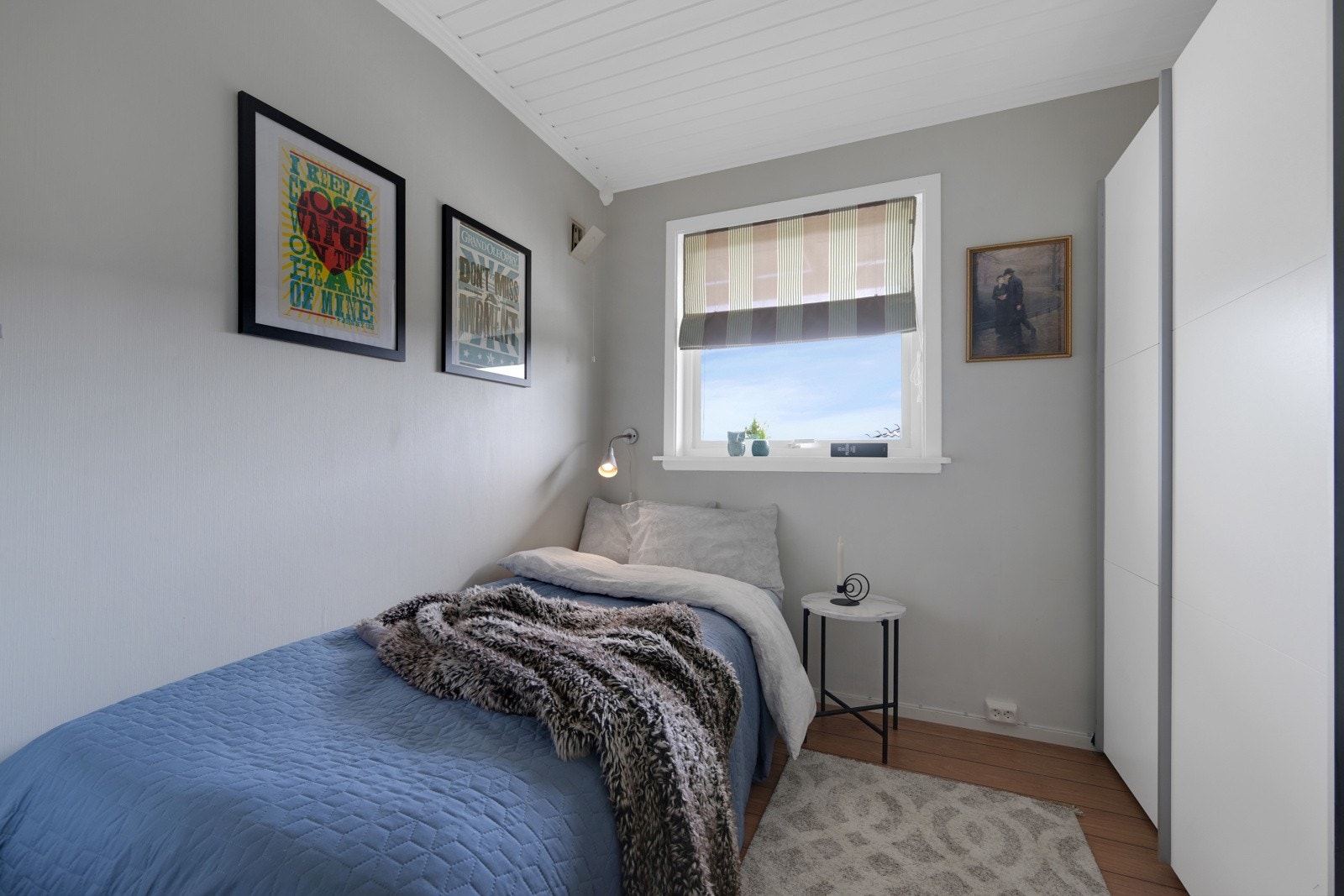 Soverom med garderobeskap i underetasjen. Galleribilde