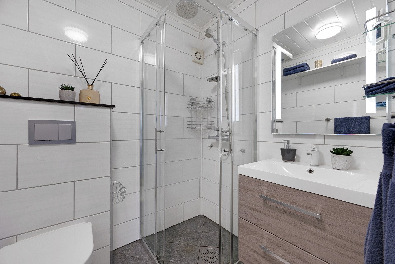 Pent flislagt bad med varmekabler i underetasjen, badet ble pusset opp i 2018. Galleribilde