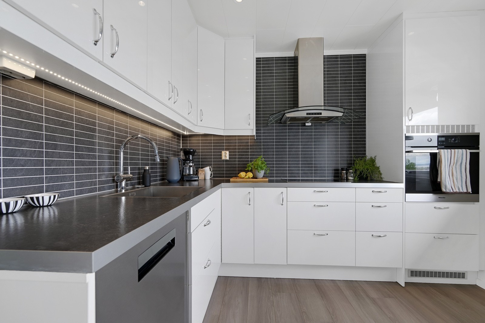 Stort deilig kjøkken med Epoq innredning fra 2016, alt av høyglans ble fornyet i 2021. Galleribilde