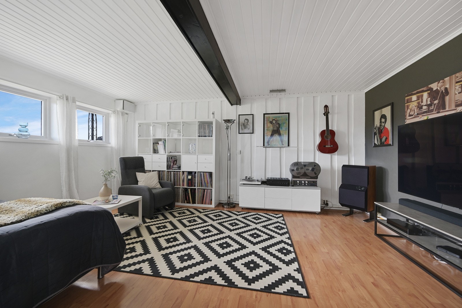 I kjellerstuen er det laminat på gulvet, vegger malt i delikat farge og lysmalt himling. Galleribilde