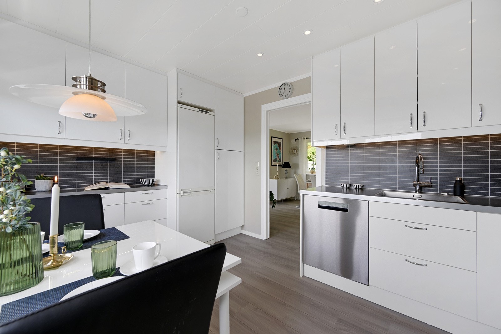 Integrerte hvitevarer medfølger handelen, bl.a. Miele induksjonstopp og Miele stekeovn. Galleribilde