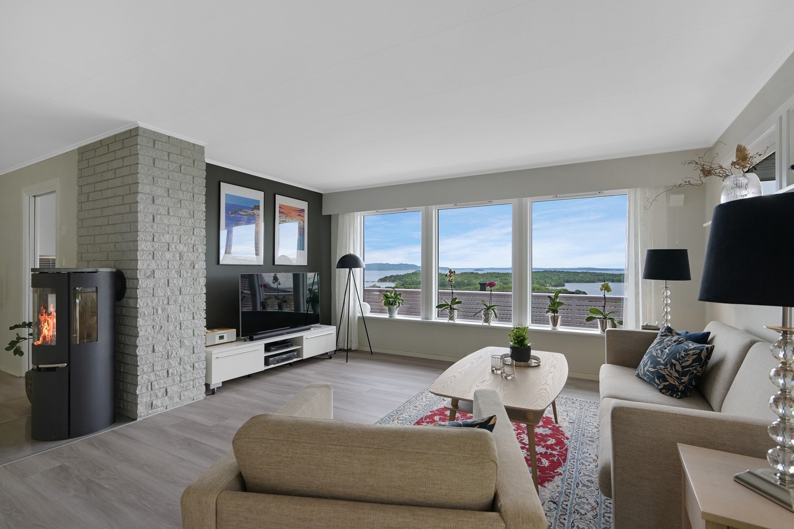 Stuen fremstår meget delikat og ble pusset opp så sent som i 2022. Galleribilde