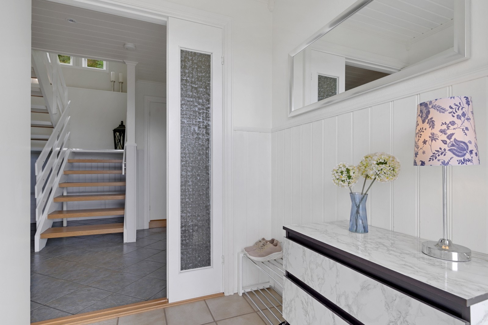 Lys entrè med fliser og varmekabler på gulvet. Sikringsskapet ble oppgradert i 2015. Galleribilde