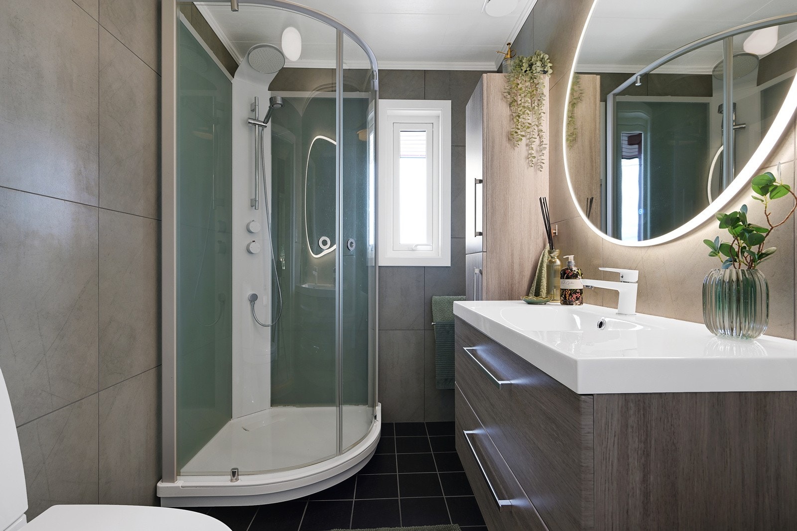 Pent flislagt bad med varmekabler. Badet ble pusset opp i 2019-2020. Galleribilde