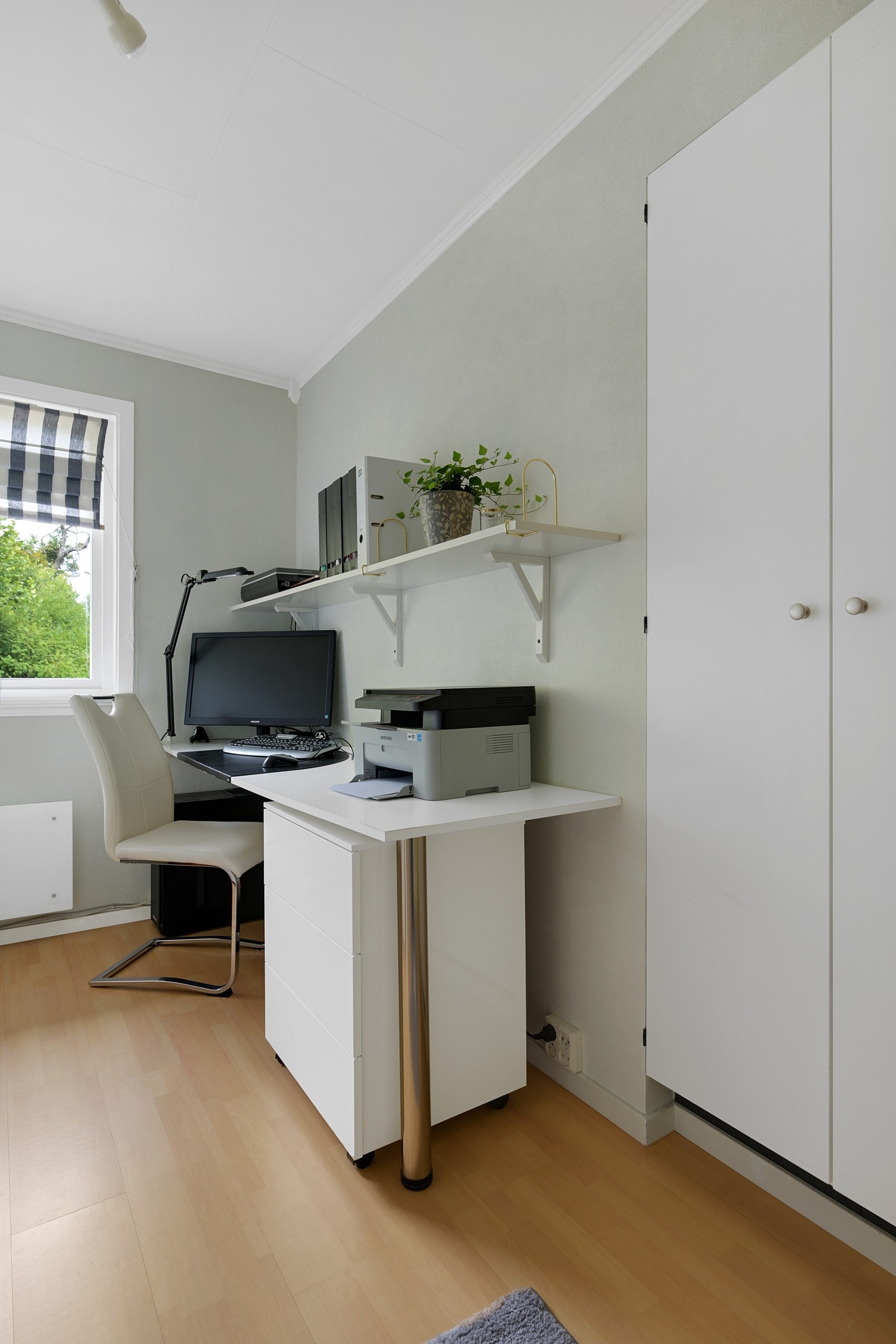 Garderobeskap på soverom 2 medfølger handelen. Galleribilde