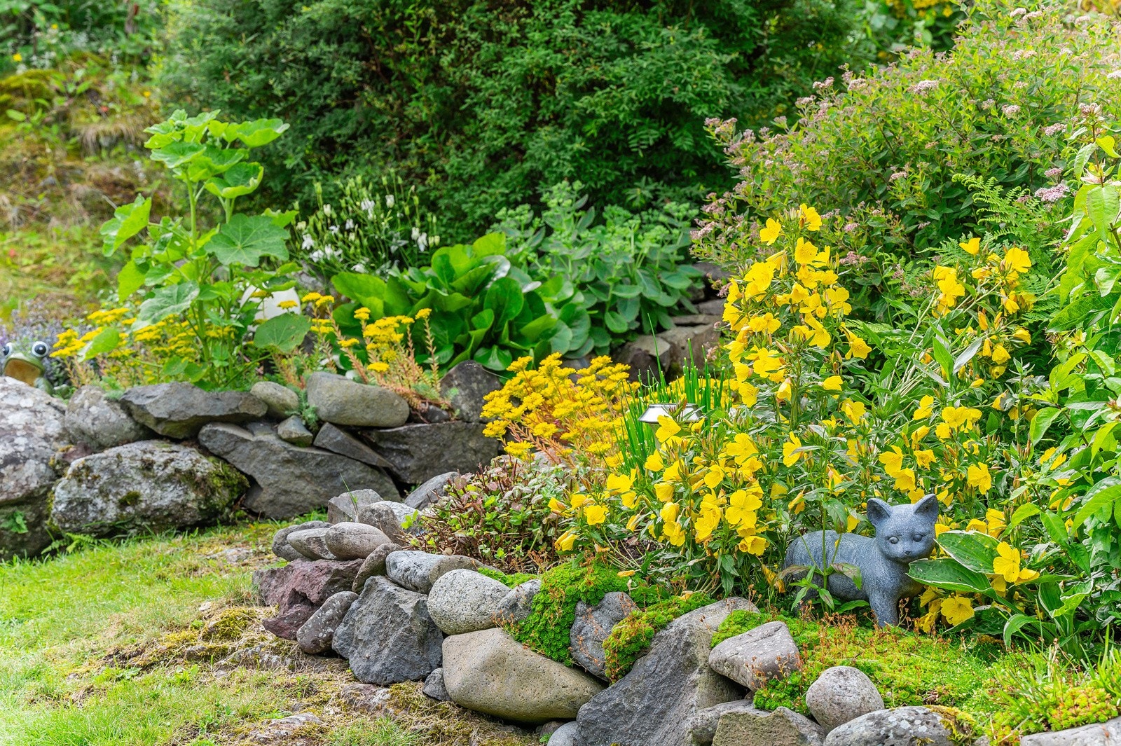 Pent opparbeidet eiendom med bl.a pene bed. Galleribilde