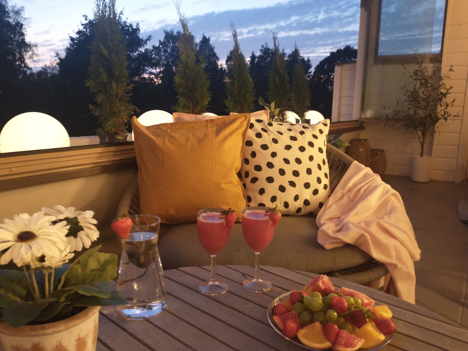 Kveldsstemning på balkongen. Her har man god plass til flere sittegrupper. Galleribilde