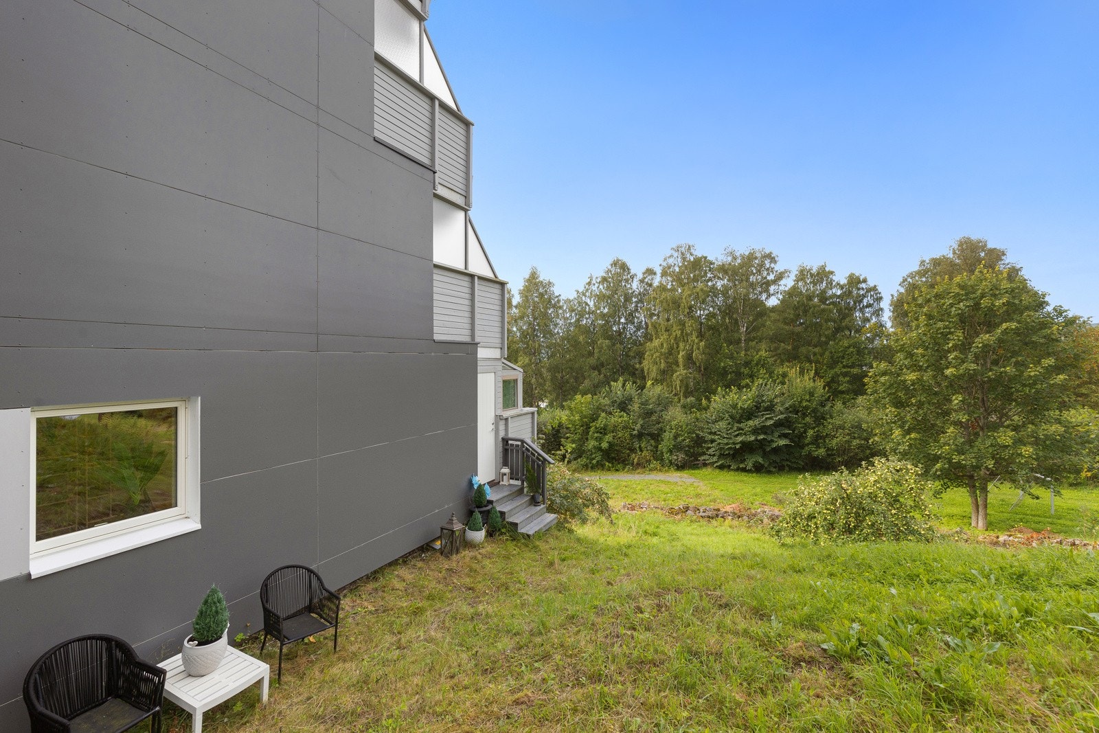 Man kan også nyte godt av borettslagets store grøntområder. Her bor man virkelig tett på marka, i stille og rolige omgivelser. Galleribilde