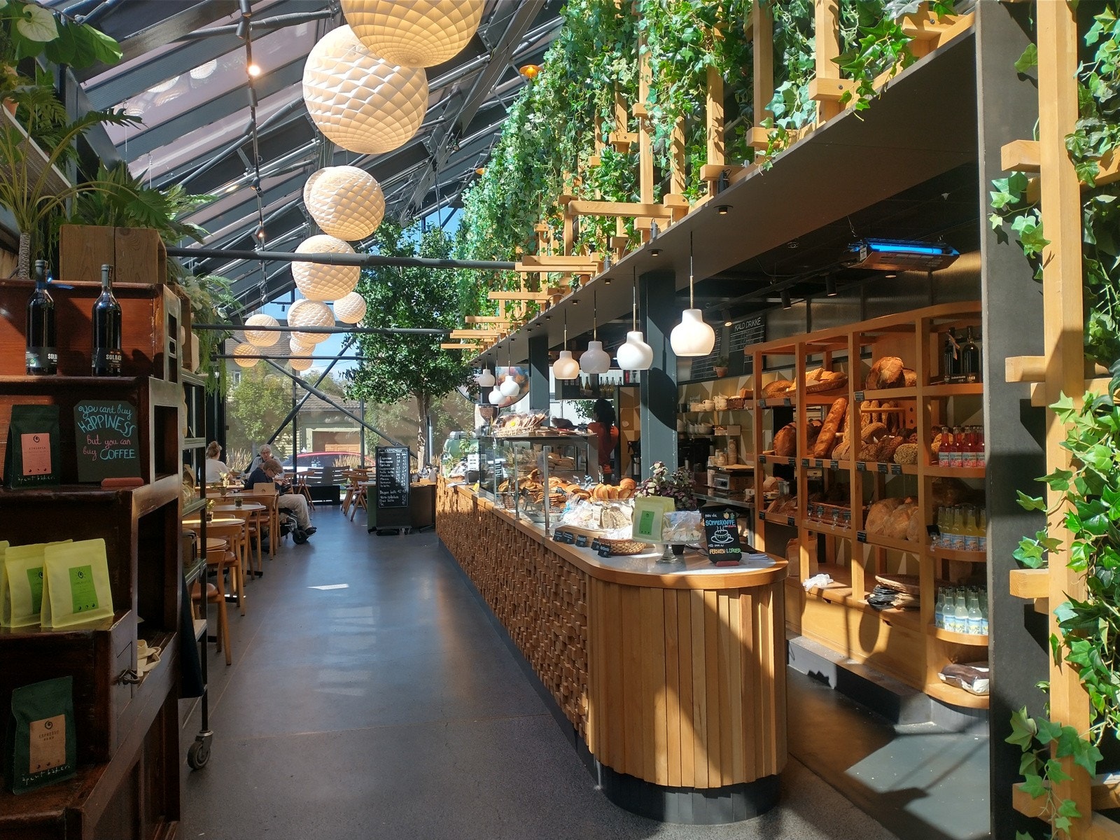 Åpent Bakeri på Glasshuset Røa Torg tilbyr både inne- og uteservering, også på søndager. På ettermiddager tilbyr Lofthus Samvirkelag herifra gourmetpizza. Galleribilde