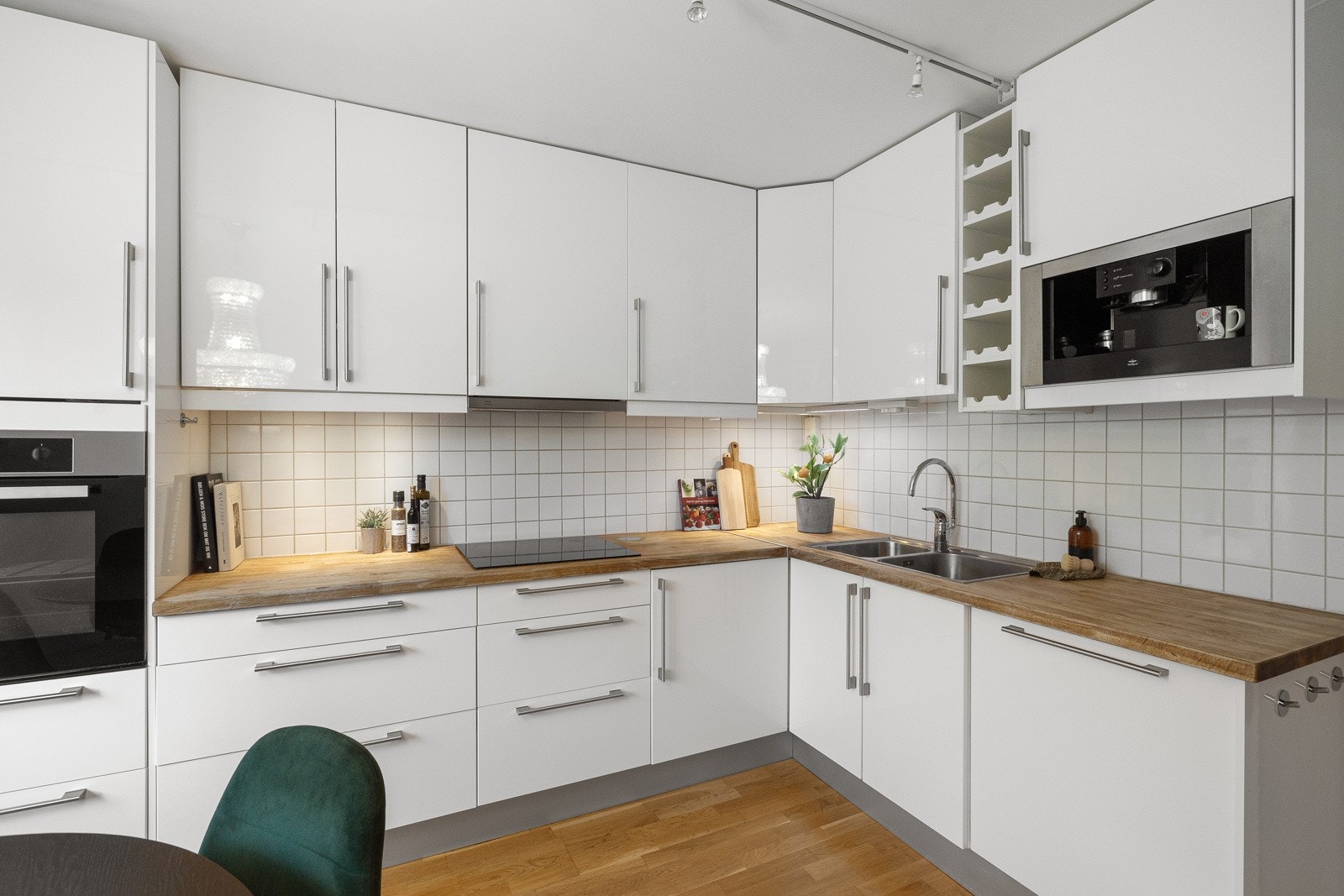 Alt av hvitevarer medfølger. Hvitevarer inkluderer bl.a. luksusen av espressomaskin og stekeovn plassert i praktisk arbeidshøyde. Galleribilde