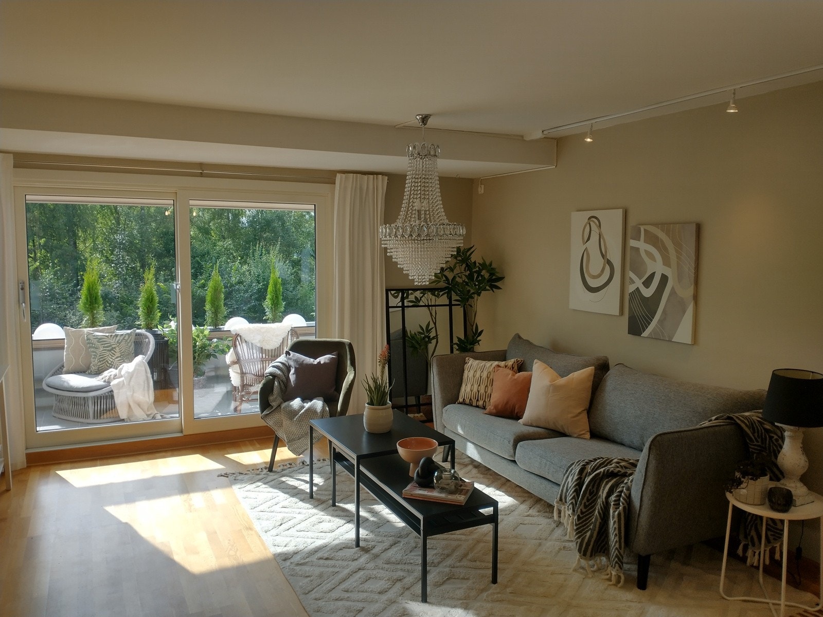 Sofaområdet med tilhørende balkong. Galleribilde