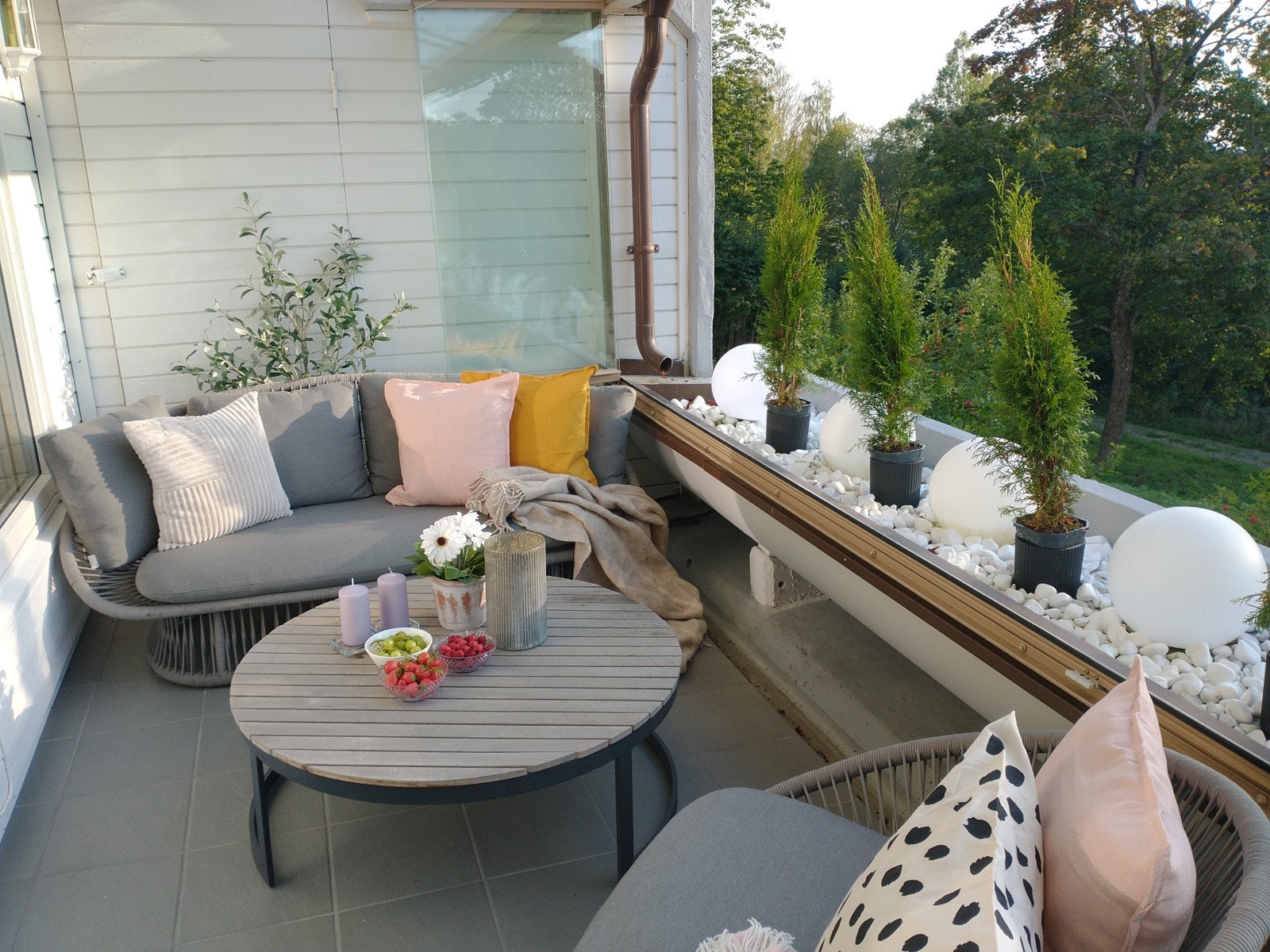 Terrassen ligger vestvendt med svært gode solforhold og det er god plass til utemøbler og grill. Galleribilde