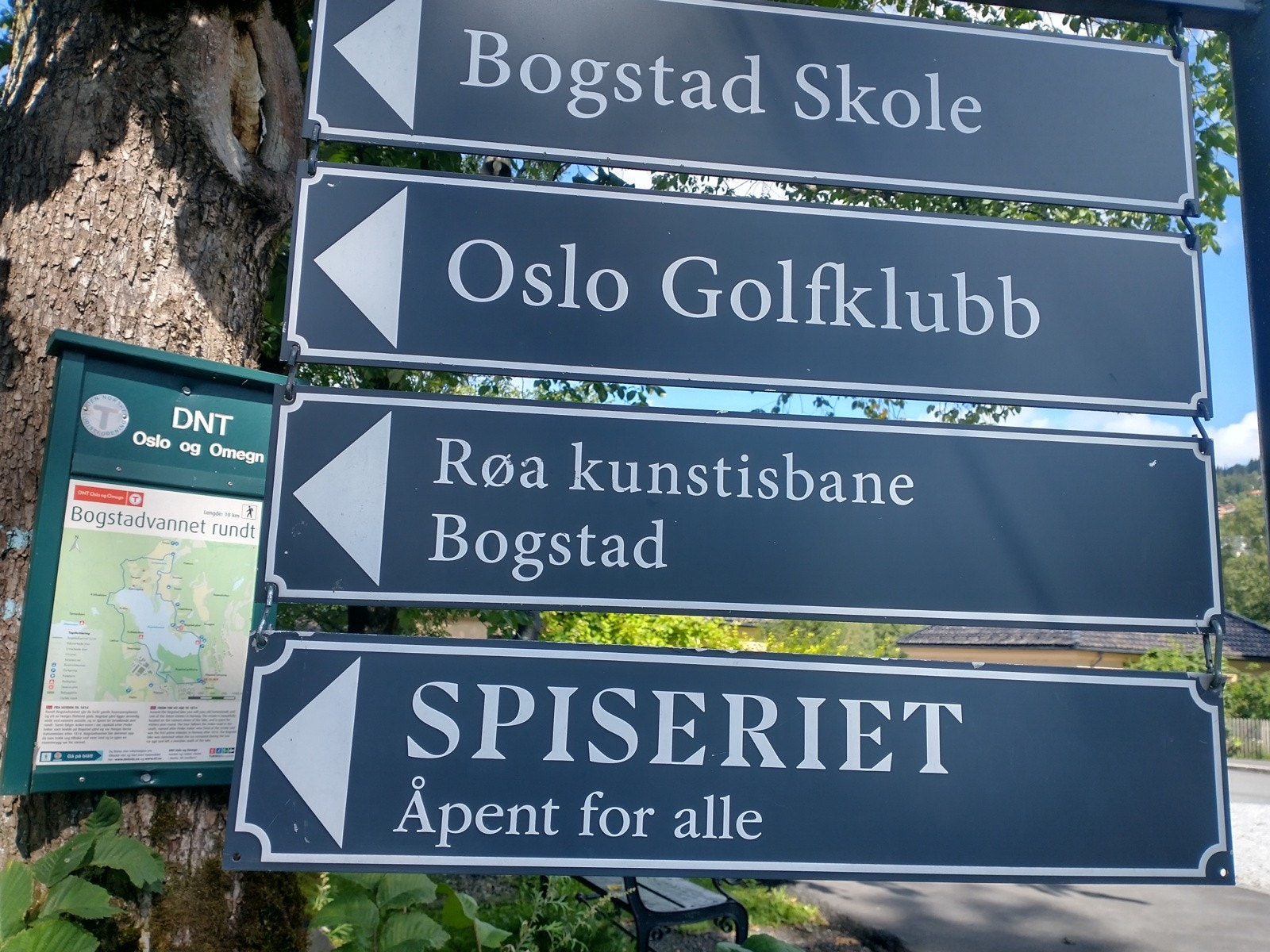 Den nærmeste restauranten heter Spiseriet. På vinterstid blir det på Bogstad laget kunstisbane til glede for alle og enhver. Galleribilde