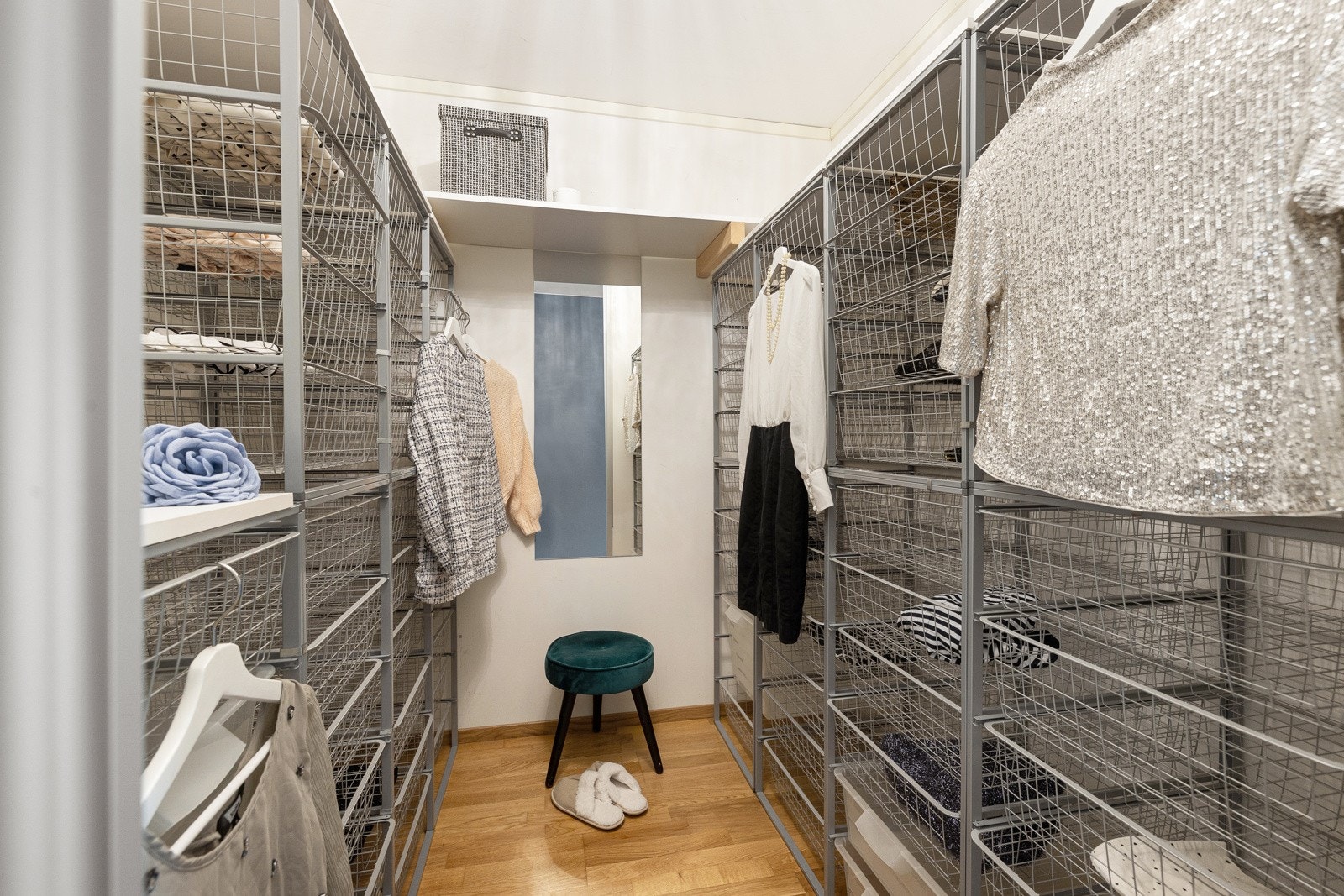 Godt med oppbevaringsplass på hattehyller og en rekke trådkurver. Galleribilde