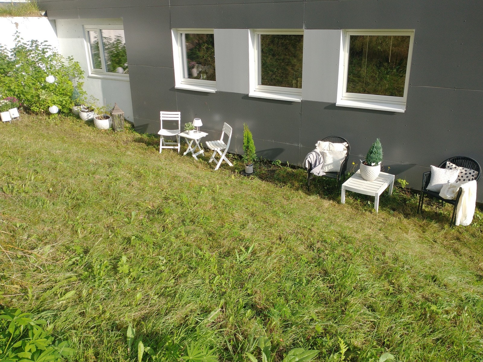 Utendørs kan man sitte å slappe av i hagen, rett utenfor leiligheten. Det er også plantet roser og syriner i hagen. Galleribilde