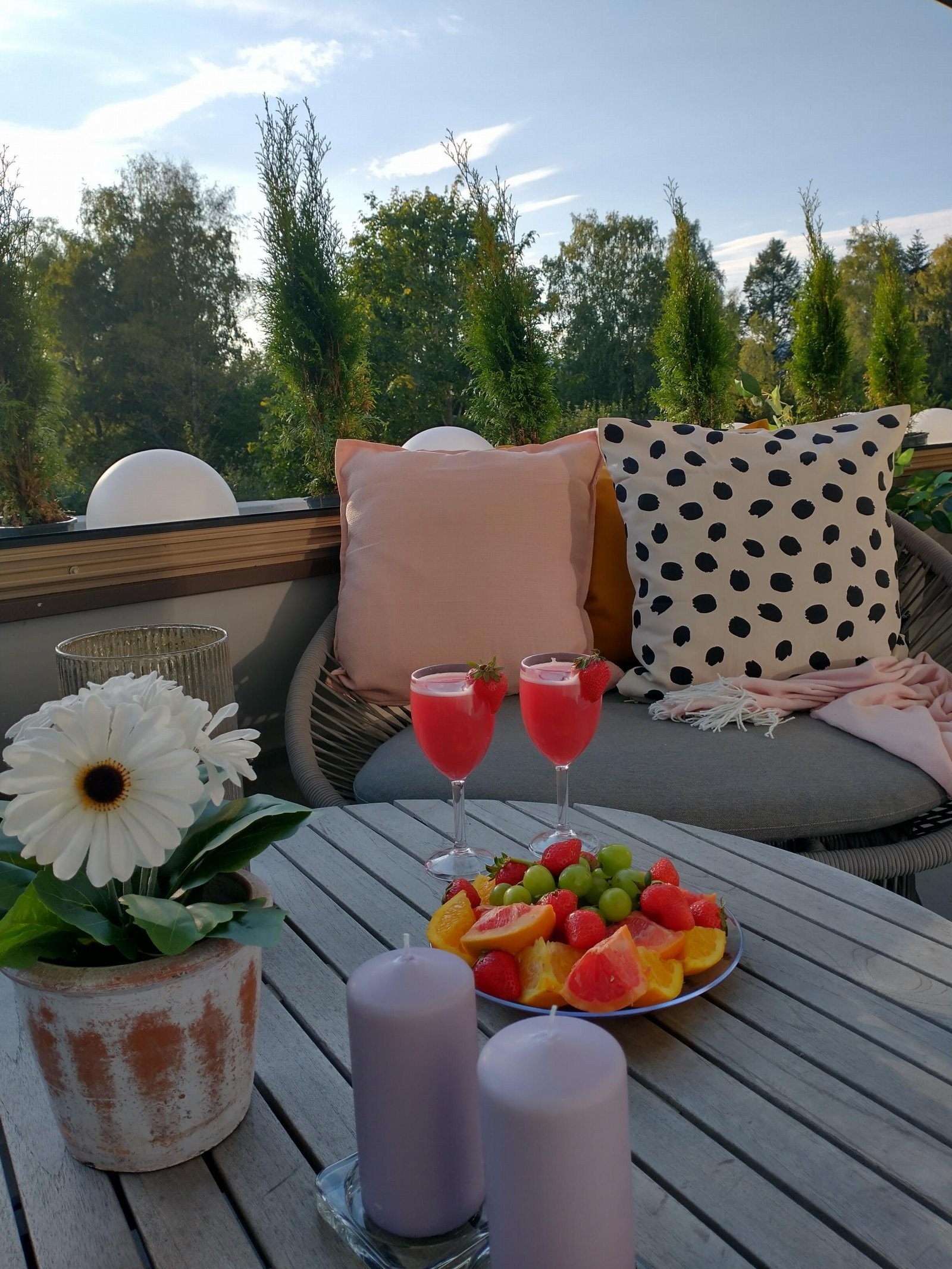 Her på balkongen sitter man tilnærmet helt skjermet fra innsyn og kan nyte finværet. Galleribilde