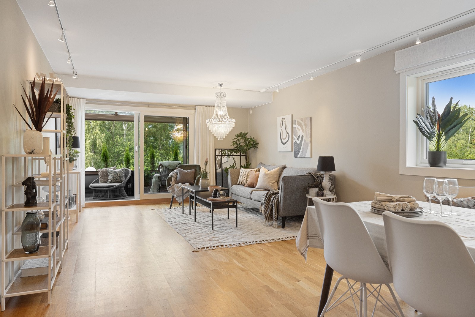 Lys og fin stue med god plass til møblering og terrasseskyvedør med godt lysinnslipp. Galleribilde