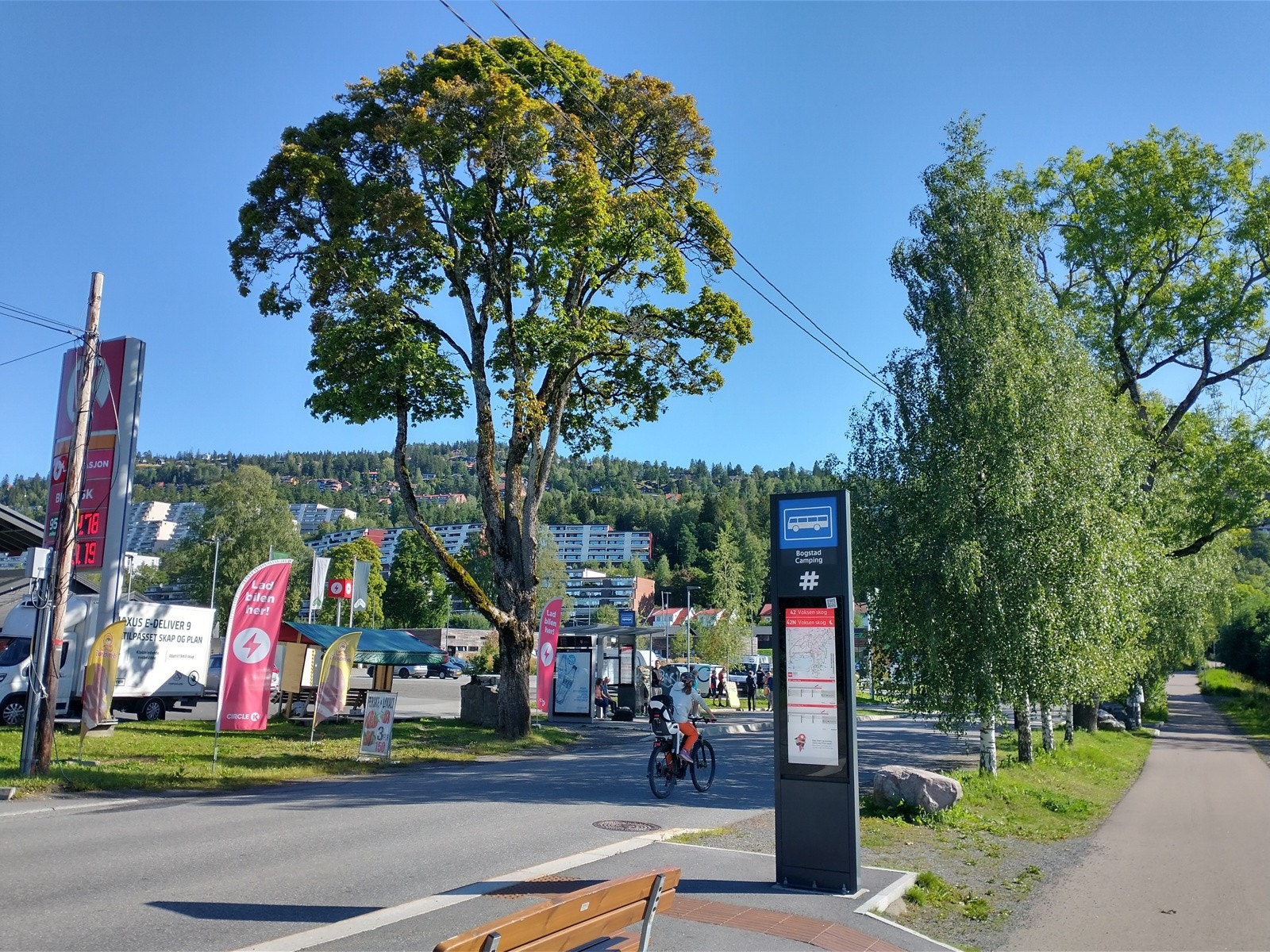 På Bogstad ligger Røa Aktivitetspark Voksenjordet. Her der det fine turområder ned mot byen eller inn i Nordmarka. På vinteren er det fine preparerte skiløyper her. Galleribilde