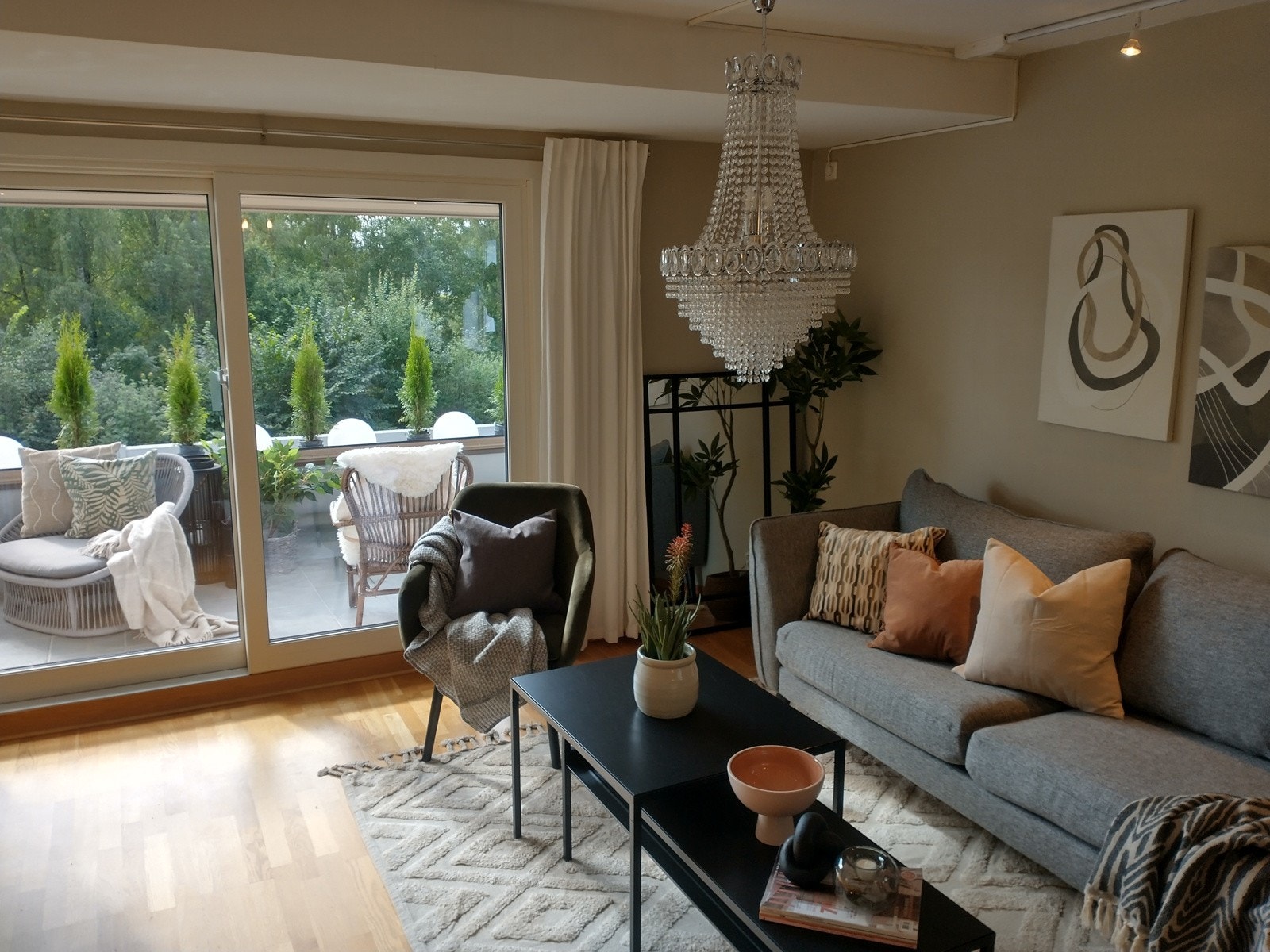 Balkongen gir et ekstra uterom attmed stuen. Galleribilde