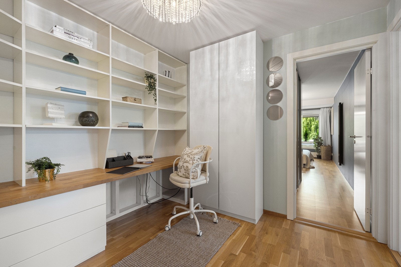 I hallen er det en praktisk plassbygget hylle- og hjemmekontorløsning. Galleribilde