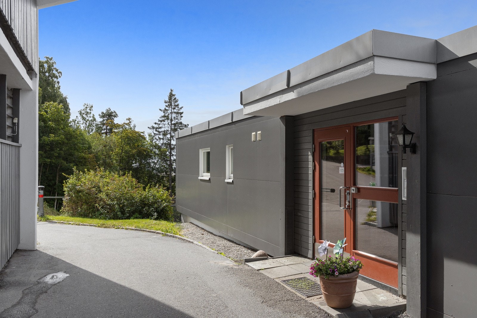 Boligen ligger i et attraktivt boligområde ved markagrensen på Holmenkollens vestside, kjent for sin fantastiske utsikt, gode solforhold og fine turområder. Galleribilde