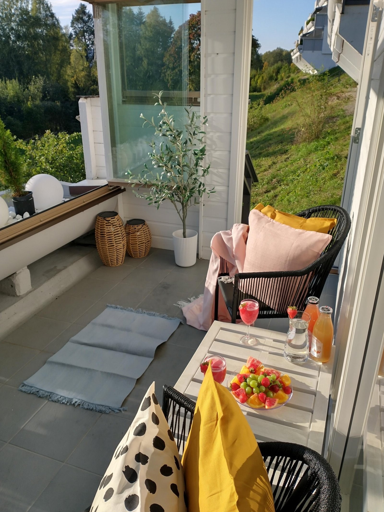 Balkongen har egen privat inngang, med ny utedør fra år 2024. Utetrappen er også nymalt i sommer. Galleribilde