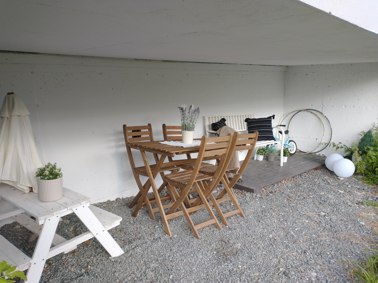 Under balkongen er det også et overbygd tak, som benyttes til hyggelig møblement og uteleker. Galleribilde