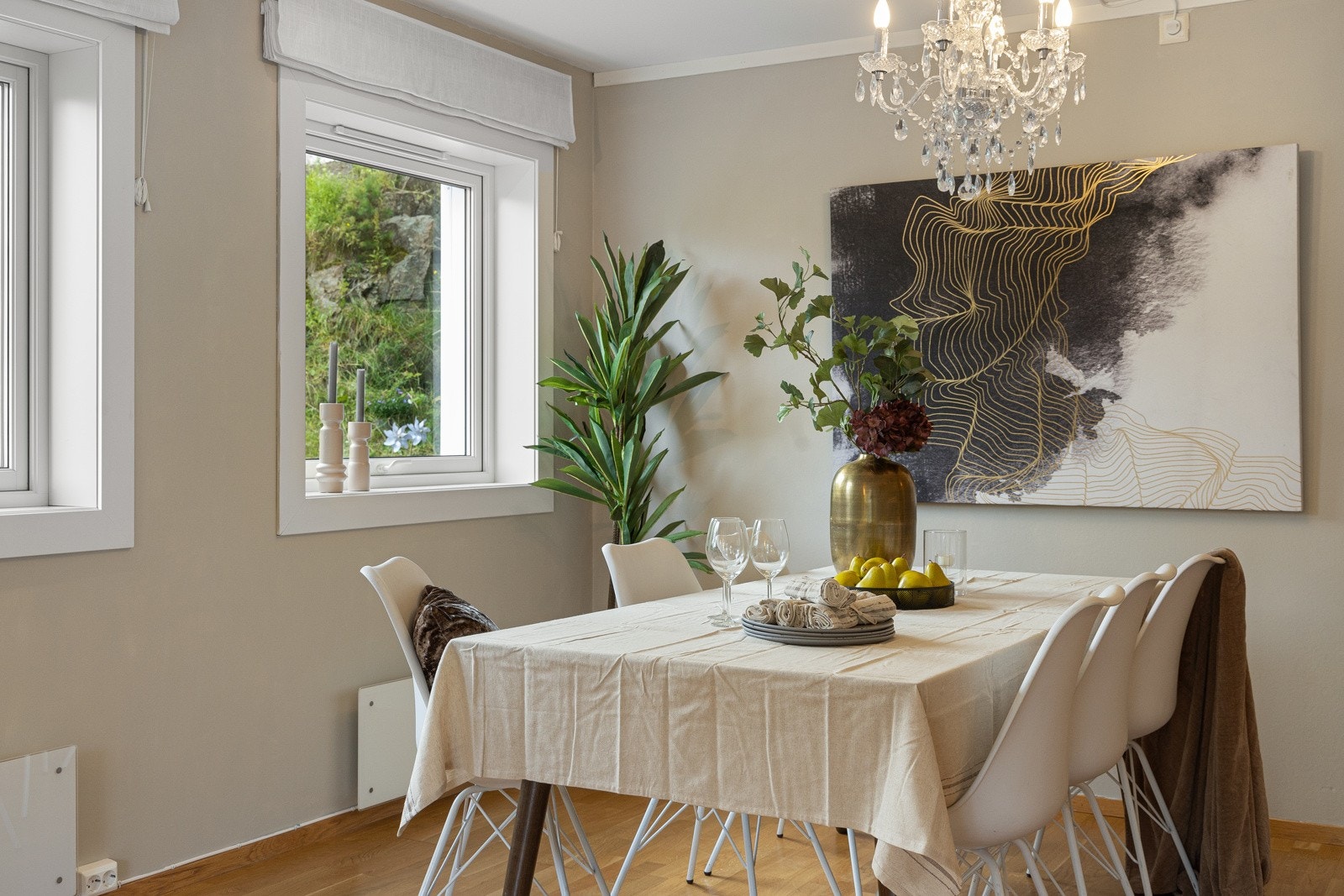 Fin planløsning med stue og spisestue i en åpen løsning og et fint separat spisekjøkken. Galleribilde