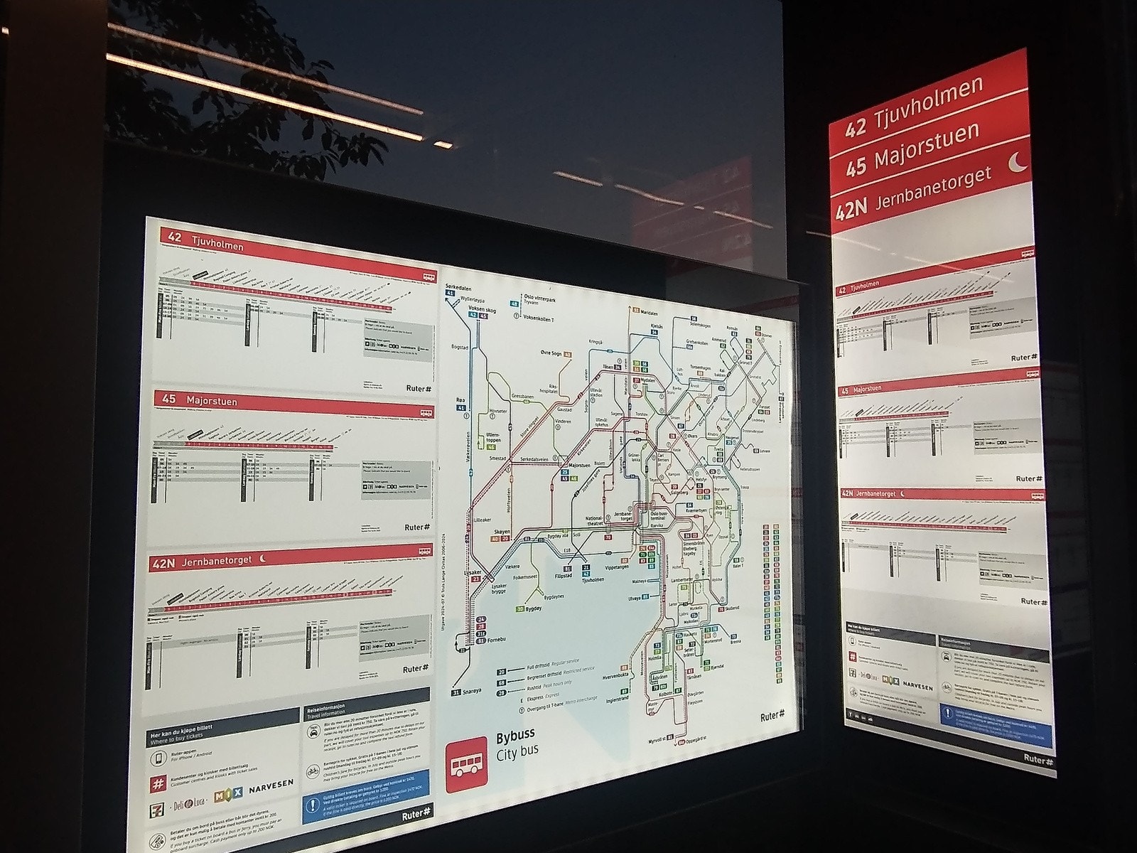 Nærmeste busstopp er Liabakken, nesten like ved leiligheten. Her går buss 45 Majorstuen og buss 42 Tjuvholmen. Denne bussen stopper nesten ved Røa t-banestasjon. Galleribilde