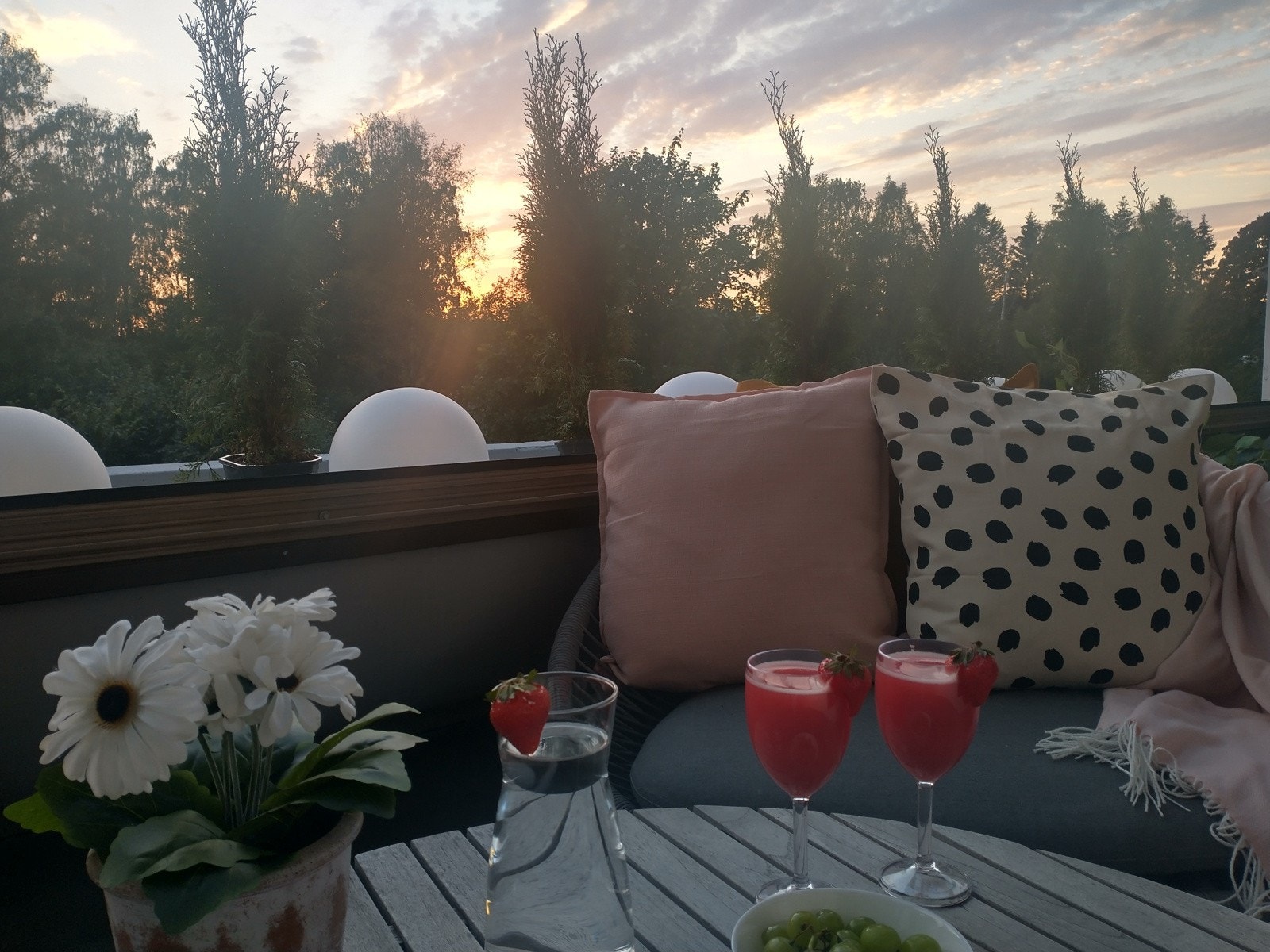 Solnedgangen kan delvis sees på himmelen i bakgrunnen. Galleribilde