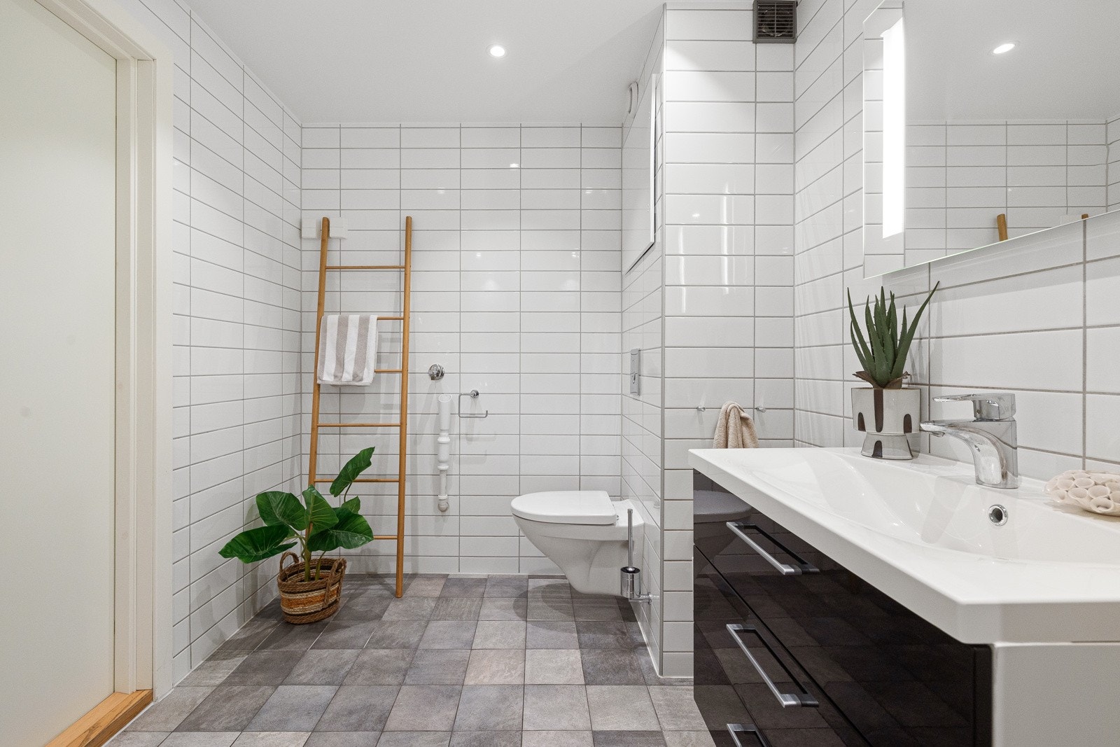 Badet har opplegg for vaskemaskin og ble oppusset i 2008 med rør-i-rør system, samt tidløst material- og flisvalg. Galleribilde