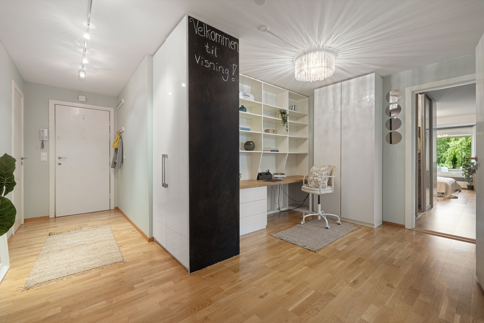 En romslig hall og entré med flere muligheter for oppbevaringsløsninger og bruksmuligheter. Galleribilde