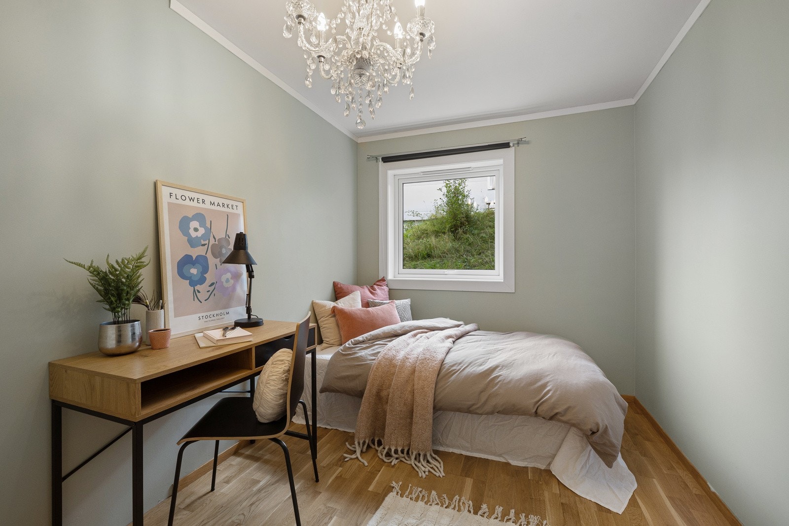Et smakfullt og innbydende soverom 2 med plass til både seng og skrivepult. Galleribilde