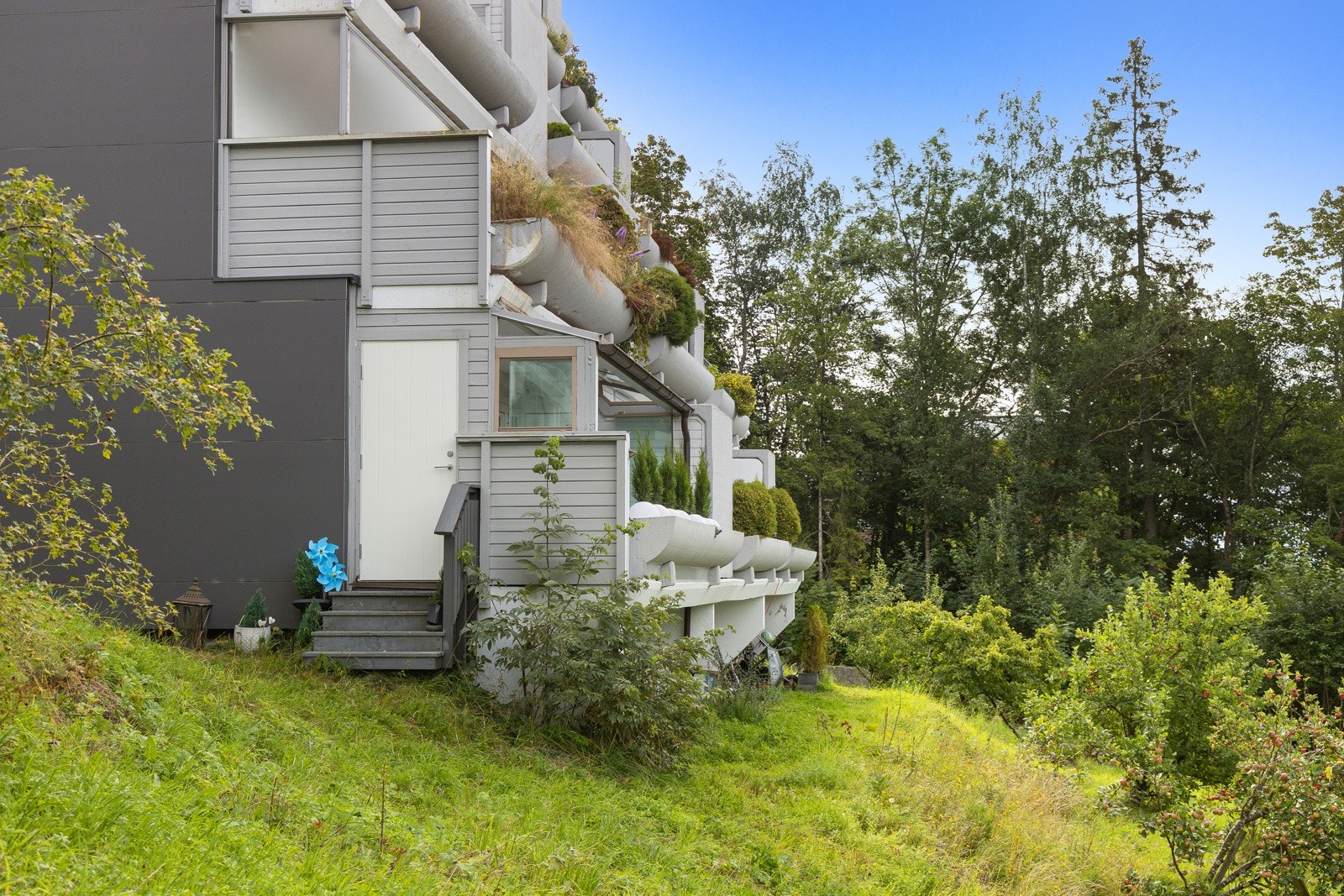 Fra terrassen har man gleden av direkte adkomst til terreng. Herfra kan man ta seg raskt inn i marka eller for en handletur på Kiwi Bogstad. Galleribilde