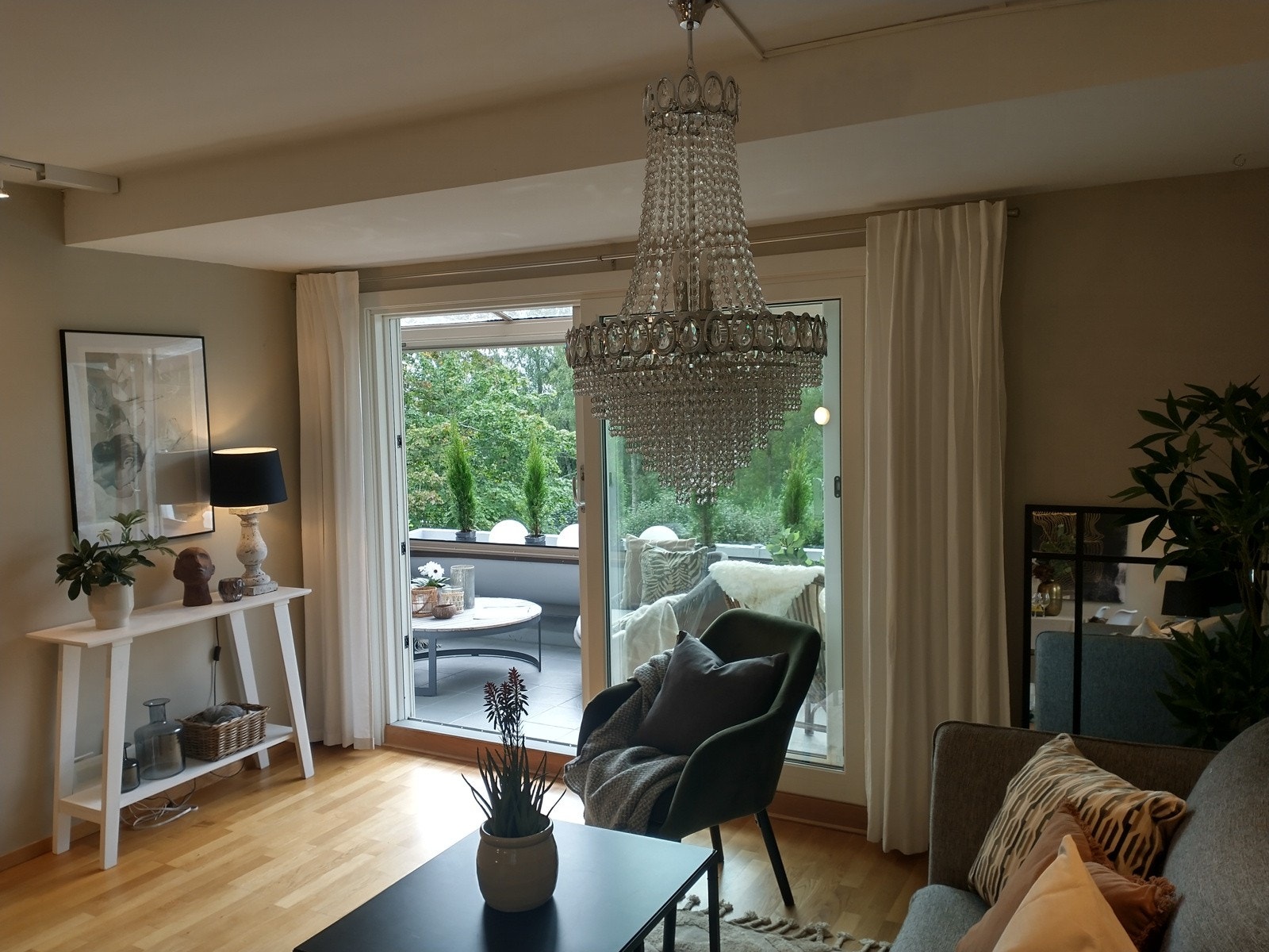 Flotte lysekroner følger med leiligheten. Galleribilde