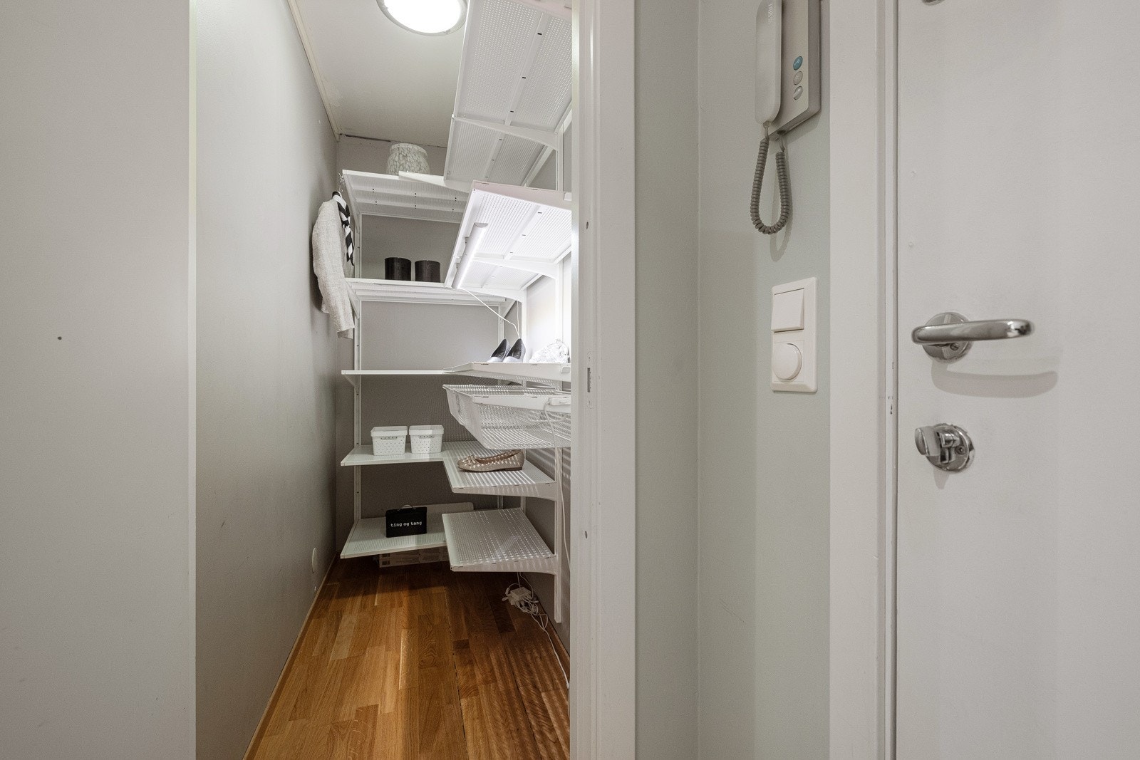 En anvendelig bod rett ved inngangsdøren med praktisk hylleinnredning og god oppbevaringsplass. Galleribilde