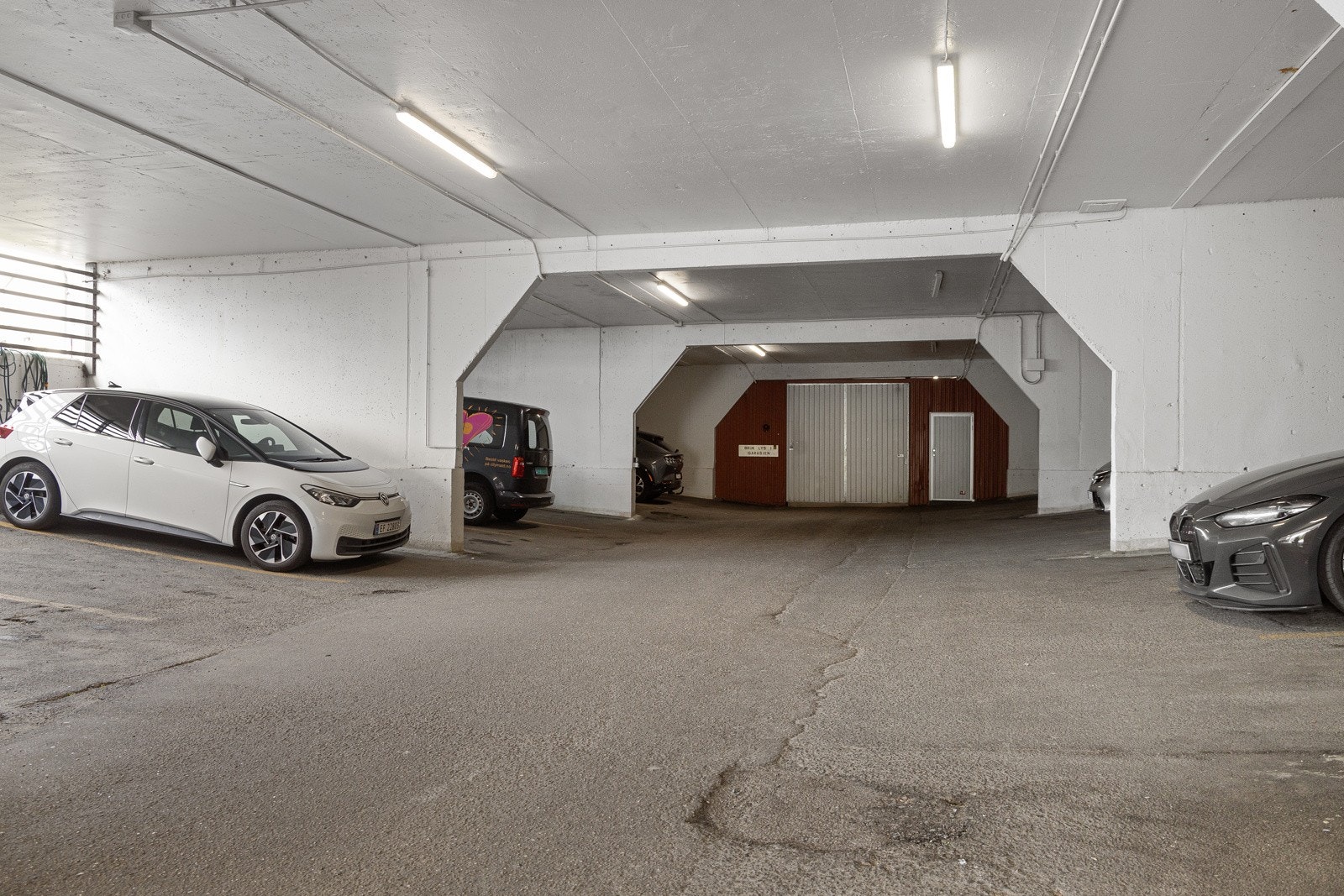 Det medfølger parkeringsplass i felles garasjeanlegg. Det er mulig å montere elbillader for kr. 28 000,- inkludert mva. Galleribilde