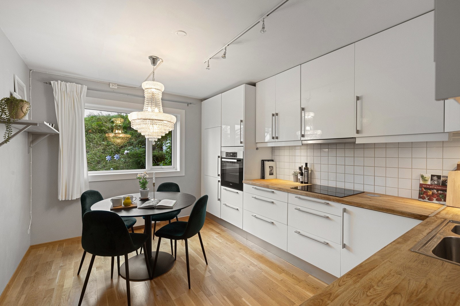 Lyst og pent spisekjøkken med plass til spisebord, samt godt med skap- og benkeplass. Galleribilde