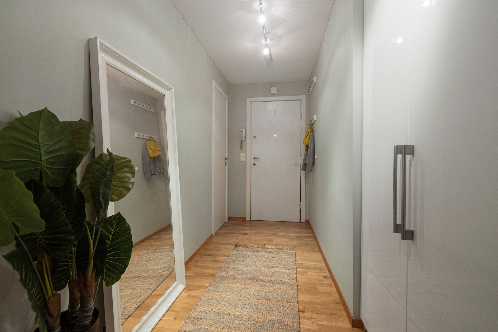 Borettslaget har digital adkomstløsning med OBOS-nøkkel på fellesdører/garasjeporter. Galleribilde