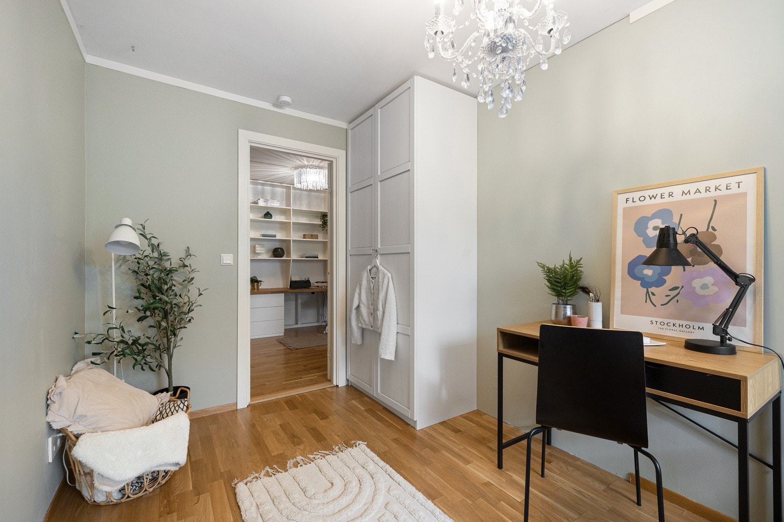 Oppbevaring av klær gjøres i et flott garderobeskap. Galleribilde