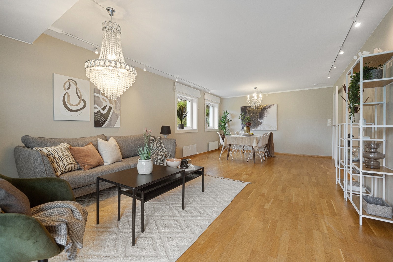 Leiligheten har veggflater malt i delikat og moderne farge, god belysning og moderne Adax WiFi-panelovner med glassfronter. Galleribilde