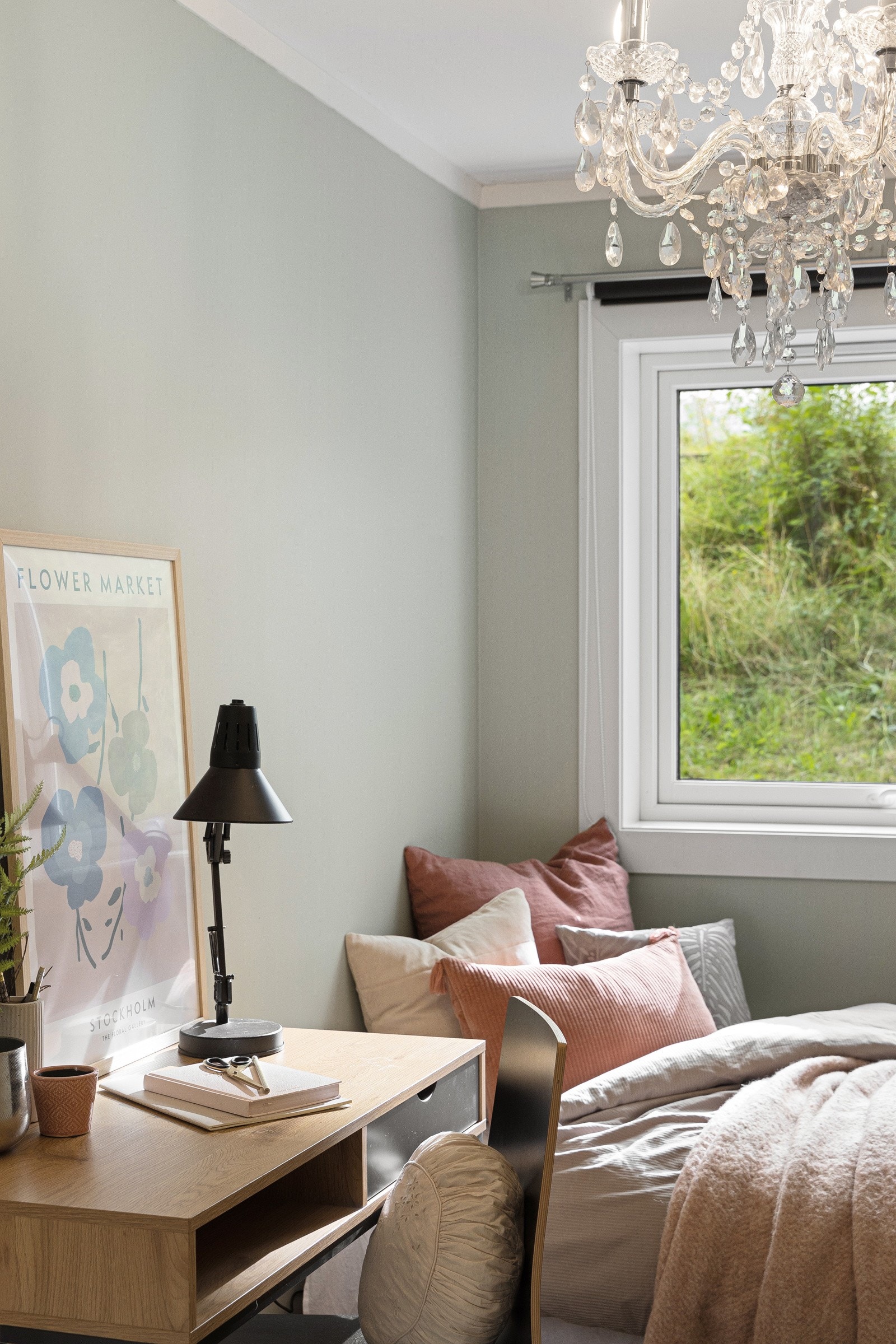 Stuen er nymalt i moderne farge Soothing Beige og barnerommet i Pale Lindon. Galleribilde