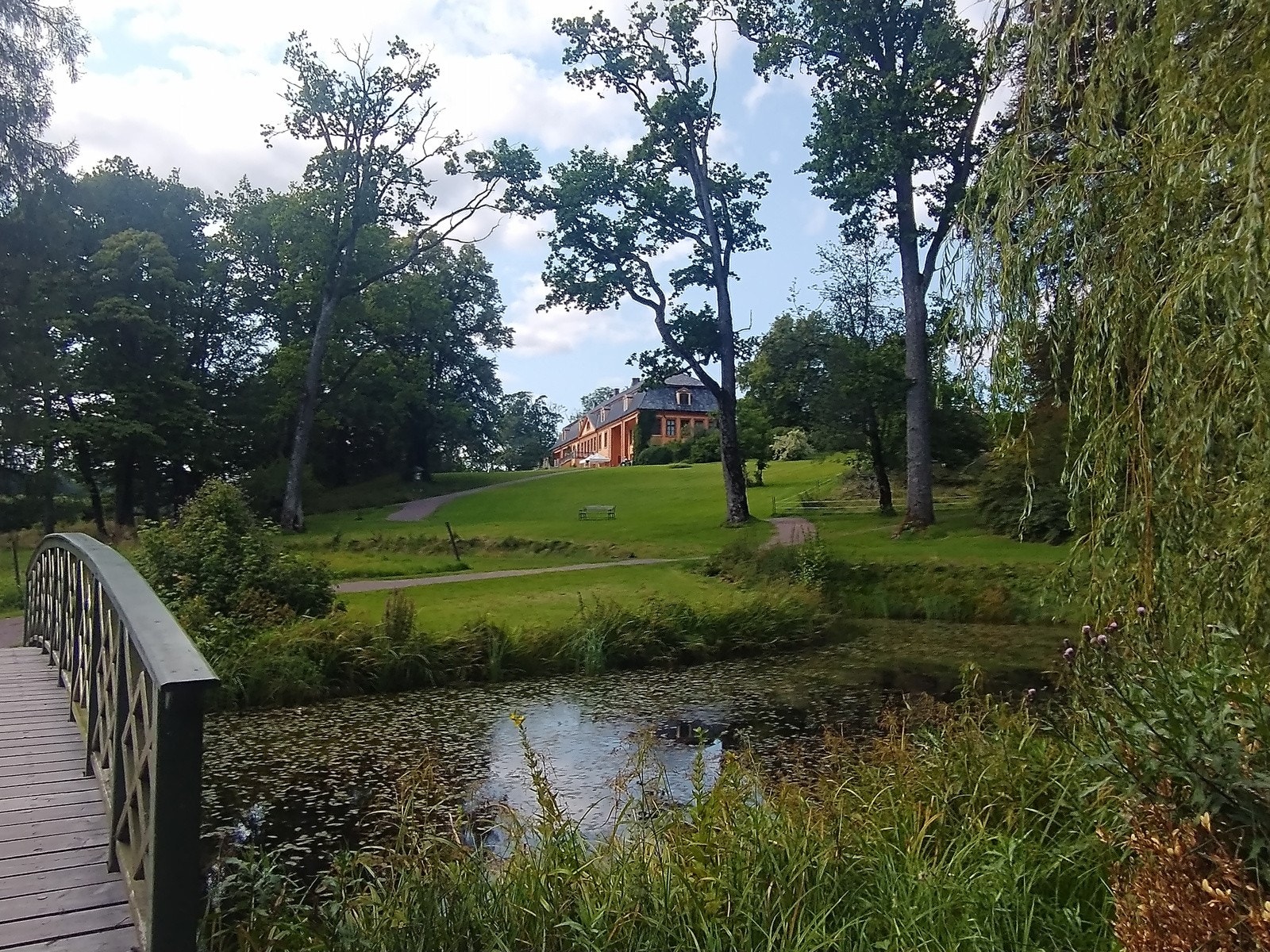 Rundt Bogstad Gård er det et fint opparbeidet parkanlegg like ved Bogstadvannet. Galleribilde